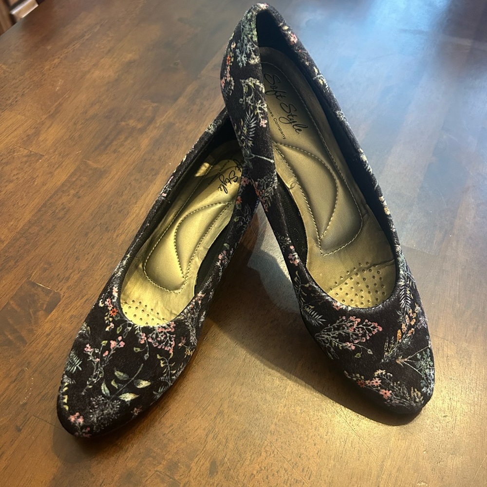 Soft Style Suede Floral Shoes Size 8 1/2